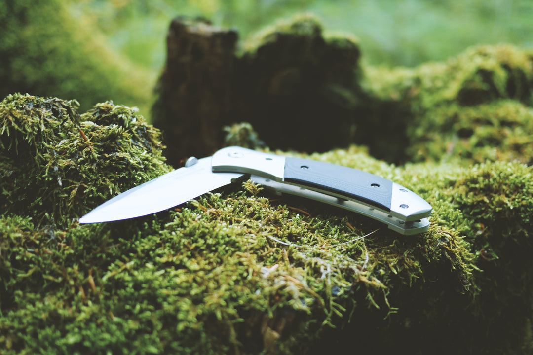 An introduction to the world of knife blade materials: D2 and 440C steel in focus